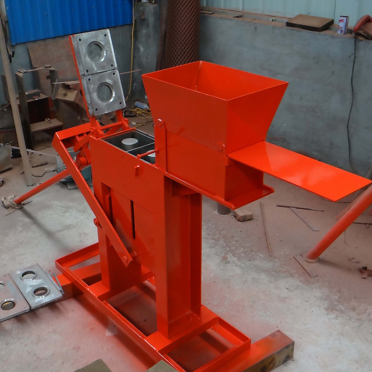 STRUCHA Builder 100™ | Manual Clay Brick Machine (1 Per Cycle)